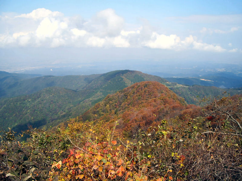 牛岳登山−牛嶽神社から小矢部方向を見る−