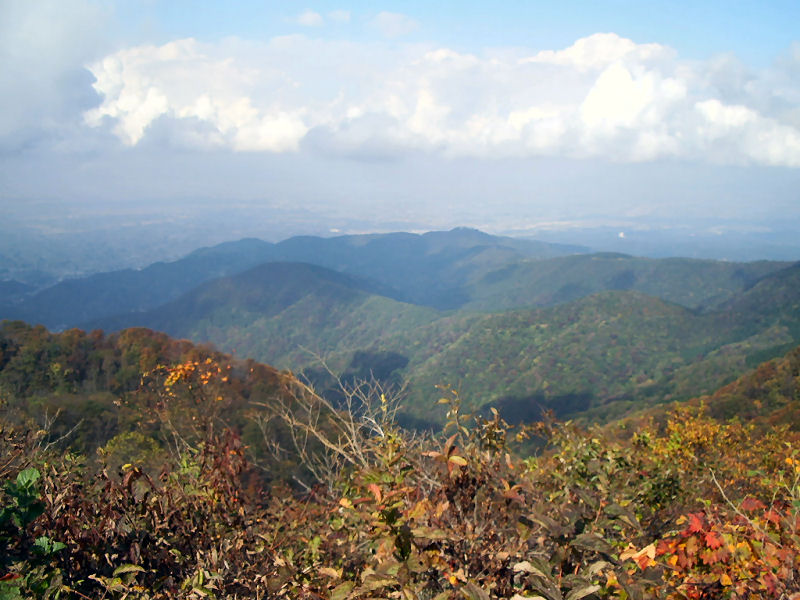 牛岳登山−牛嶽神社から小矢部方向を見る−