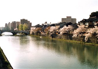 浅野川の右岸，中の橋のたもとからの風景