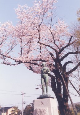 金沢美術工芸大学の校門わきの彫像