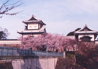 金沢城公園・紺屋坂から石川門を見る