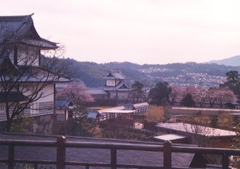 金沢城公園・乾櫓跡から石川門方向を見る
