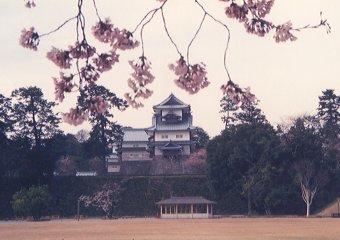 金沢城公園・菱櫓をのぞむ