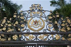 王宮の正門の上の紋章