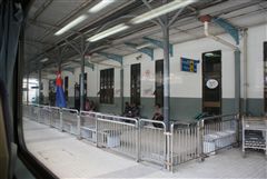 ジョホールバル駅で乗車を待つ人々