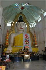 千燈寺院の仏陀座像