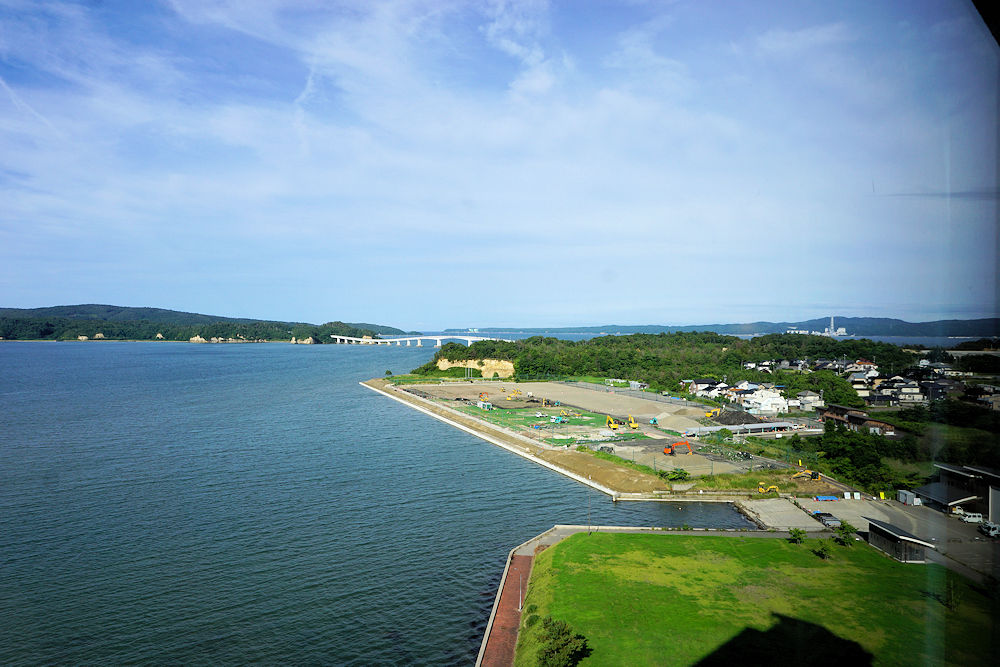 右方向(北西方向)。能登島に渡る能登島大橋が見えています。