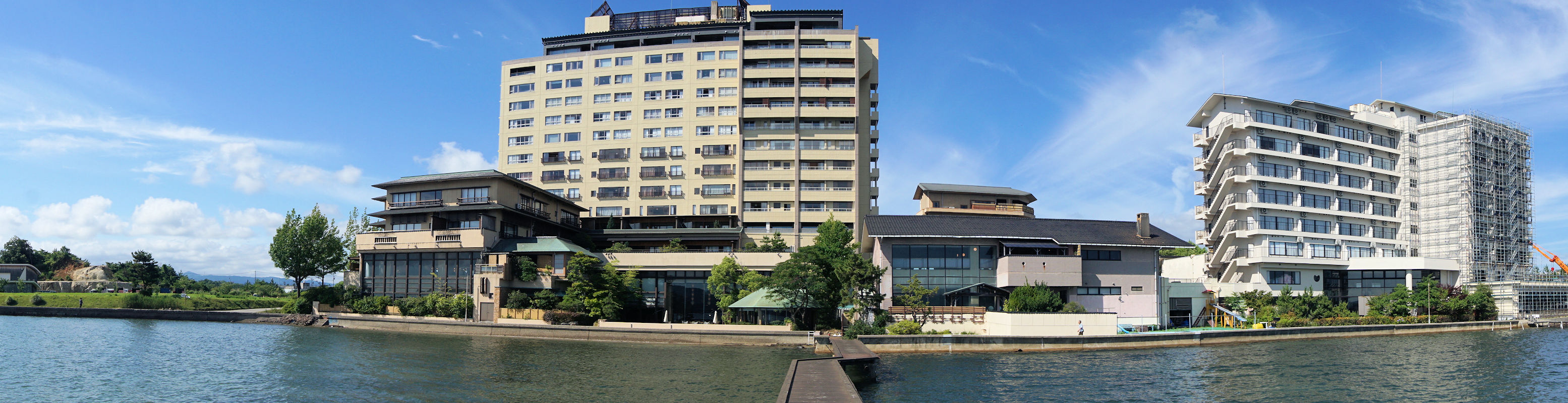 桟橋からふり返ってのと楽の建物を見たところ。