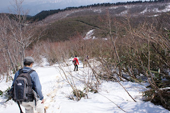 取立山からこつぶり山への登山道　最初は雪の上