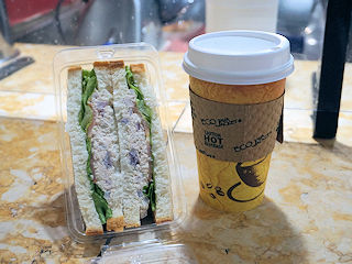 SandwichiThCb`j{Lg Brewed Coffeei傫TCY̟ꂽăR[q[j