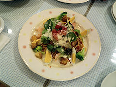 海老と玉子の温製スパゲッティ−彩りサラダ仕立て−