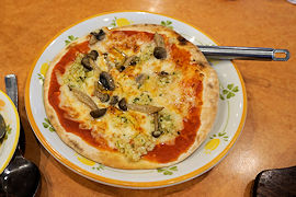 野菜とキノコのピザ