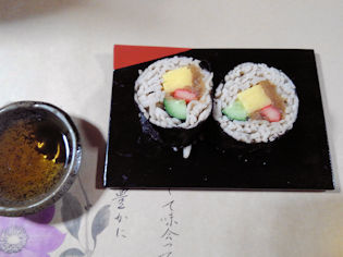 �������i