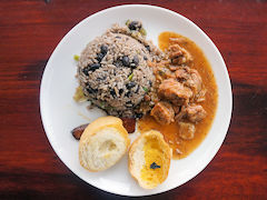 gallo pinto con carne o pollo en salsa