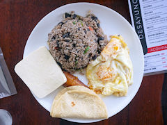 gallo pinto huevos fritos