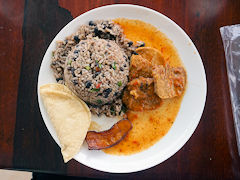 gallo pinto con lengue en salsa
