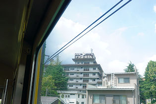 電車から写したホテル